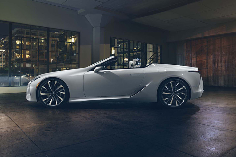 Điều đó có nghĩa là, kiểu dáng của mẫu xe sang Lexus LC Convertible 2020 về cơ bản vẫn tương tự bản coupe chỉ khác ở phần đuôi độc đáo và phần mui trần mềm có thể sẽ được thu gọn hơn.