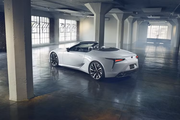 Lexus LC Convertible hoàn toàn mới có lẽ cũng sẽ được bổ sung một biến thể hybrid với động cơ V6 3.5 lít kết hợp với hai động cơ điện và pin lithium-ion. Trên LC Coupe, hệ thống này cho công suất 354 mã lực, giúp xe chạy nước rút từ 0 - 96 km/h trong 4,7 giây.