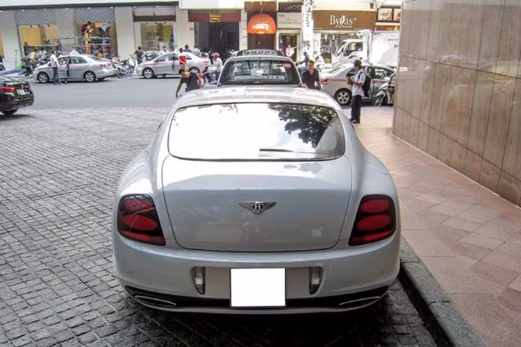 Bên trong siêu xe sang này được trang bị hộp số tự động cùng lẫy chuyển số "Quickshift", cho phép Bentley Continental GT Supersports chuyển số nhanh hơn 50% so với phiên bản thường.