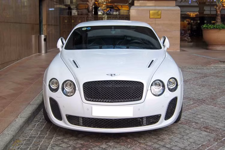 Công suất xe cũng được nâng từ 552 mã lực lên 621 mã lực. Động cơ vẫn sử dụng loại W12, tăng áp kép, dung tích 6.0 lít.