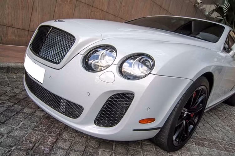 Supersports tăng tốc từ 0-100 km/h trong 3,7 giây, tốc độ tối đa 329 km/h. Đây là chiếc xe nhanh nhất và mạnh nhất mà Bentley từng sản xuất. Mẫu xe này được thiết kế lại nhiều chi tiết, biến nó thành siêu xe thực sự.