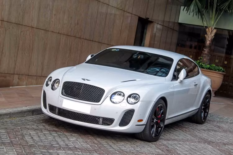 Thân xe được gia cố bằng sợi carbon, đĩa phanh gốm loại lớn nhất và mạnh mẽ nhất trên xe hơi sản xuất hàng loạt.