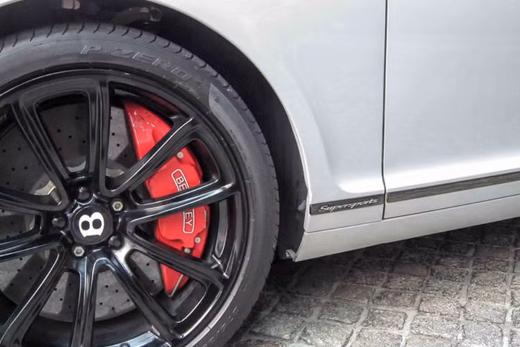 Xe cũng có hệ thống phân bổ mô-men xoắn 40:60 cùng hệ dẫn động bốn bánh. Vành xe được đúc bằng hợp kim siêu nhẹ đường kính 20 inch, lớn hơn 1 inch so với Continental GT.