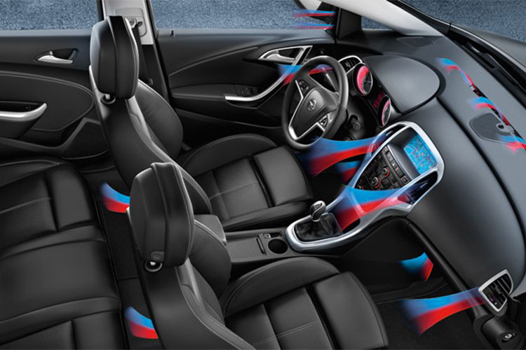 Hãy điều chỉnh chế độ quạt gió phù hợp khi mở điều hòa, bởi khi quạt ở mức quá lớn sẽ tiêu tốn điện năng hoặc gây khó chịu khi gió thổi mạnh. Nếu để quạt điều hoà quá yếu sẽ thiếu cảm giác mát lạnh. Vì vậy cần điều chỉnh nhiệt độ làm mát từ từ, không nên để ở mức làm lạnh cao nhất, sẽ khiến dàn lạnh hoạt động quá sức.