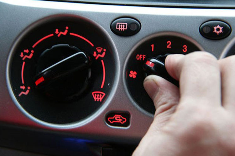 Khi xe chưa nổ máy mà bật điều hoà xe ôtô ngay thì ắc quy sẽ phải hoạt động để chạy quạt gió. Tình trạng này xảy ra thường xuyên thì tuổi thọ của ắc quy sẽ giảm rất nhanh. Khi tắt máy mà chưa tắt điều hòa thì ắc quy cũng sẽ bị ảnh hưởng do phải chịu tải đột ngột.