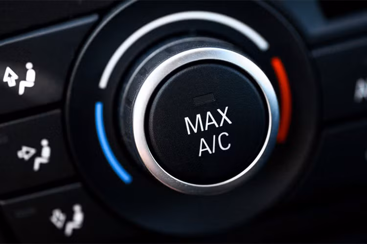 Việc hạ kính xe trước khi bật điều hòa giúp nhiệt trong xe thoát ra ngoài. Các bộ phận trên xe như: bảng táp lô, ghế da, ốp cửa và nhiều chi tiết khác đều làm từ nhựa. Những chi tiết này khi gặp thời tiết nóng sẽ toả ra mùi khó chịu, hạ kính sẽ giúp hơi nóng và mùi khó chịu này thoát ra ngoài.