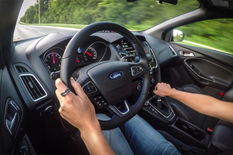 Nếu bạn bật điều hòa ôtô ngay khi khởi động, nó sẽ khiến chiếc "x&#x8;ế yêu" tiêu tốn nhiều năng lượng và lâu mát do các dòng khí nóng bên trong và điều này sẽ ảnh hưởng đến tuổi thọ của hệ thống làm lạnh. Vì vậy, bạn nên khởi động xe trước khi bật điều hòa và tắt điều hòa trước khi tắt máy.