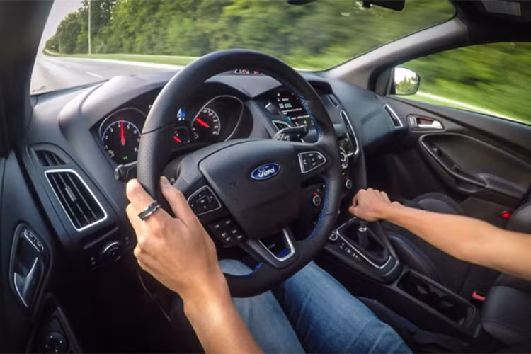 Nếu bạn bật điều hòa ôtô ngay khi khởi động, nó sẽ khiến chiếc "xế yêu" tiêu tốn nhiều năng lượng và lâu mát do các dòng khí nóng bên trong và điều này sẽ ảnh hưởng đến tuổi thọ của hệ thống làm lạnh. Vì vậy, bạn nên khởi động xe trước khi bật điều hòa và tắt điều hòa trước khi tắt máy.