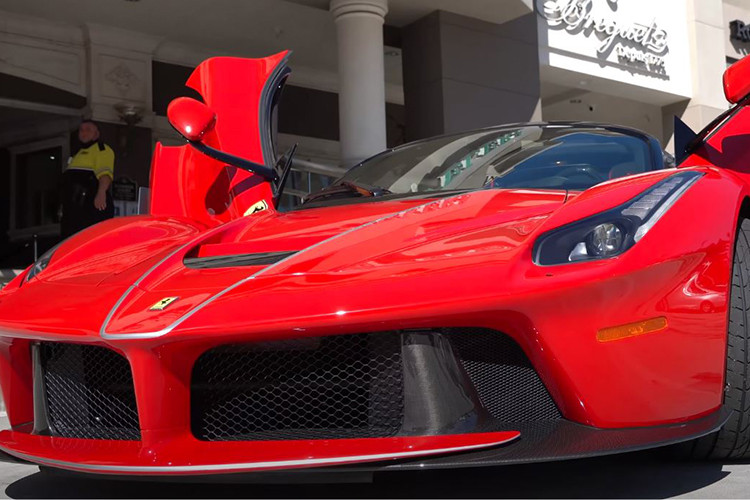 Bạn đang bị "cô lập" bởi 1 hãng siêu xe và với tài sản vài trăm triệu đô la, các lựa chọn hypercar đến từ nhiều thương hiệu xe khác sẽ là đòn phản công mà nhiều triệu phú sử dụng nhưng với David Lee thì lại khác, ông cực kỳ đam mê các siêu xe của Ferrari và đó cũng chính là động lực để đại gia Mỹ gốc Trung Quốc chứng minh với hãng xe Ý mình bị hiểu lầm.