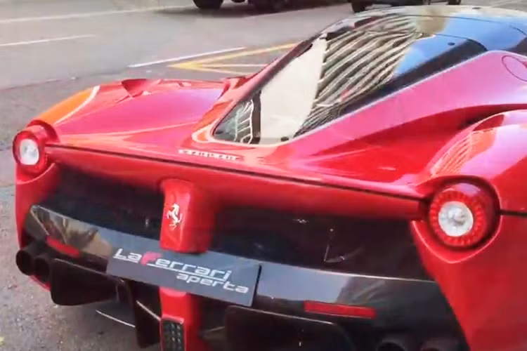 Vào năm ngoái, David Lee đã bán đi siêu xe Ferrari LaFerrari Coupe mà mình đã lách luật từ hãng xe Ferrari để sở hữu. Nhiều người cho rằng tiên đoán của hãng xe Ý về việc các đại gia hay khoe khoang trên mạng xã hội sẽ bán đi những siêu xe hiếm như LaFerrari để kiếm lời và David Lee có thể không ngoại lệ nhưng mọi người đã nhầm. 