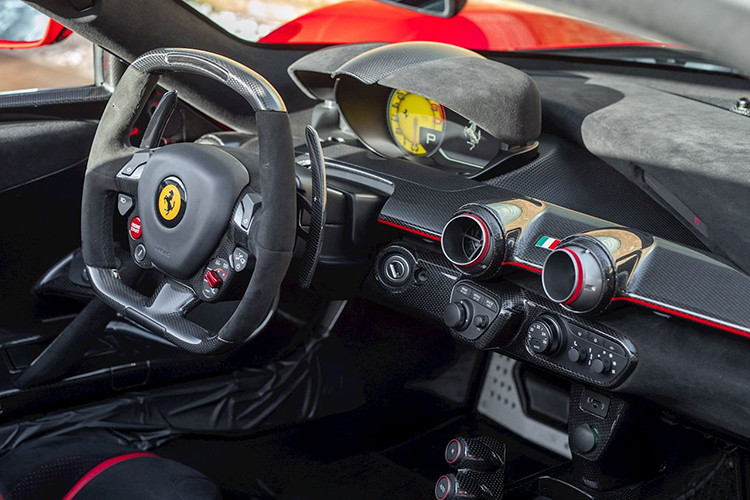 Một ngày đẹp trời cuối tháng 2 vừa qua, chiếc xe cứu hộ quen thuộc mang màu sơn đỏ hy vọng đã dừng trước garage xe của David Lee và khi chiếc thùng xe được mở lên, một siêu phẩm Ferrari LaFerrari Aperta đã xuất hiện. Cuối cùng, chiếc xe mà David Lee đã mất rất nhiều công sức, tiền bạc và cả mối quan hệ đã chính thức có mặt trong bộ sưu tập xe của anh..