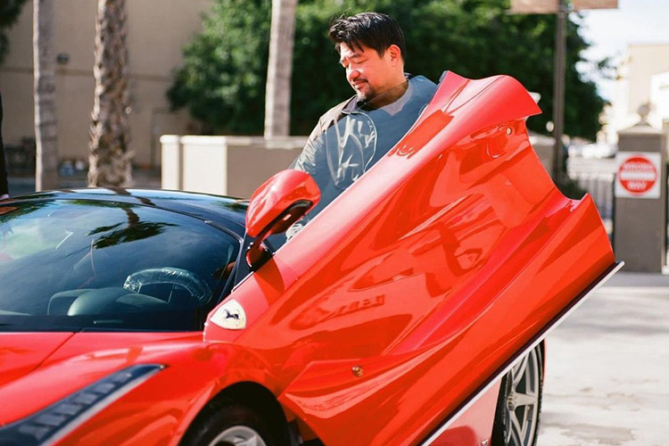 Chiếc xe LaFerrari Coupe bị đẩy đi khỏi garage xe với gần 20 siêu xe Ferrari từ cổ chí kim cho đến xe đua F1 của David Lee sở hữu để dọn chỗ cho 1 siêu phẩm mà đã khiến đại gia này dính vào hiểu lầm không đáng có với hãng siêu xe mình yêu thích trong suốt 5 năm qua.