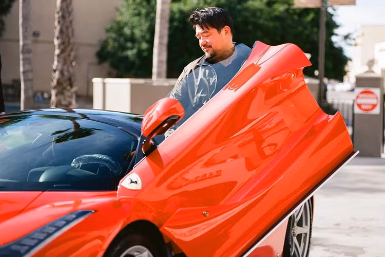 Chiếc xe LaFerrari Coupe bị đẩy đi khỏi garage xe với gần 20 siêu xe Ferrari từ cổ chí kim cho đến xe đua F1 của David Lee sở hữu để dọn chỗ cho 1 siêu phẩm mà đã khiến đại gia này dính vào hiểu lầm không đáng có với hãng siêu xe mình yêu thích trong suốt 5 năm qua.