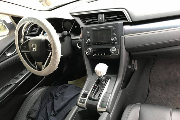 Bên trong nội thất, Civic cũng đã gây ấn tượng mạnh với ý tưởng thiết kế mới, hiện đại, tinh tế và đầy phấn khích trong khi vẫn chú trọng đến sự thoải mái. Vật liệu với chất lượng cao và thân thiện với con người được sử dụng cho bảng điều khiển, toàn bộ phần tựa tay trên cánh cửa, phần tựa tay bệ trung tâm cũng được đệm dày hơn.