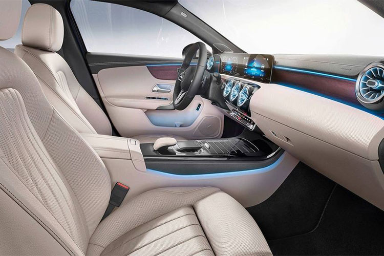 Ngoài MBUX, sedan A-Class còn được trang bị nhiều công nghệ an toàn. Đáng chú ý là tính năng Intelligent Drive thừa hưởng từ dòng S-Class. Nhờ đó A-Class mới có thể “lái bán tự động ở 1 số trường hợp”.