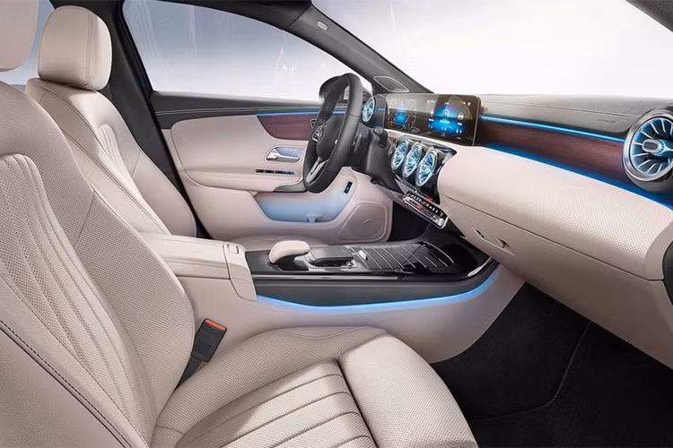 Ngoài MBUX, sedan A-Class còn được trang bị nhiều công nghệ an toàn. Đáng chú ý là tính năng Intelligent Drive thừa hưởng từ dòng S-Class. Nhờ đó A-Class mới có thể “lái bán tự động ở 1 số trường hợp”.