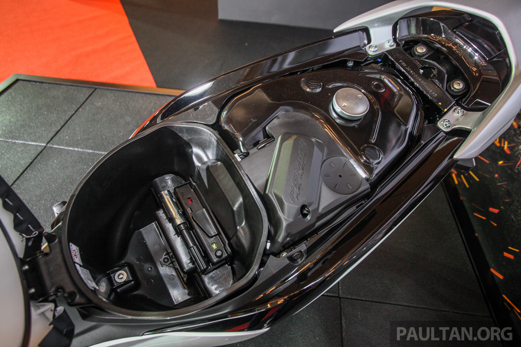 Yên xe thiết kế với chiều cao vừa đủ cho đại đa số những người dùng có vóc dáng nhỏ nhắn tại thị trường Đông Nam Á. Cốp sau của xe chỉ đủ rộng để chứa một số vật dụng cá nhân nhỏ và một mũ bảo hiểm nửa đầu.