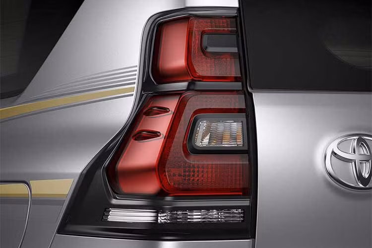 Bên cạnh đó, cụm đèn hậu của xe cũng được thiết kế 3D đầy góc cạnh mang đến vẻ ngoài khỏe khoắn hơn so với phiên bản cũ.