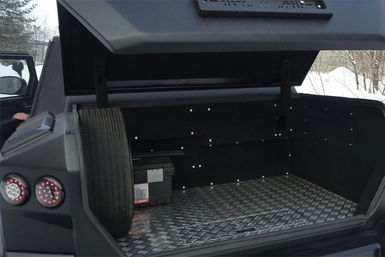 Mẫu xe này có thể chống được đạn từ súng AK47 cho tới lựu đạn. Ngoài ra, bên dưới gầm của chiếc siêu SUV Dartz Prombron Black Russian này còn được trang bị một lớp bảo vệ đặc biệt để chống bom mìn.