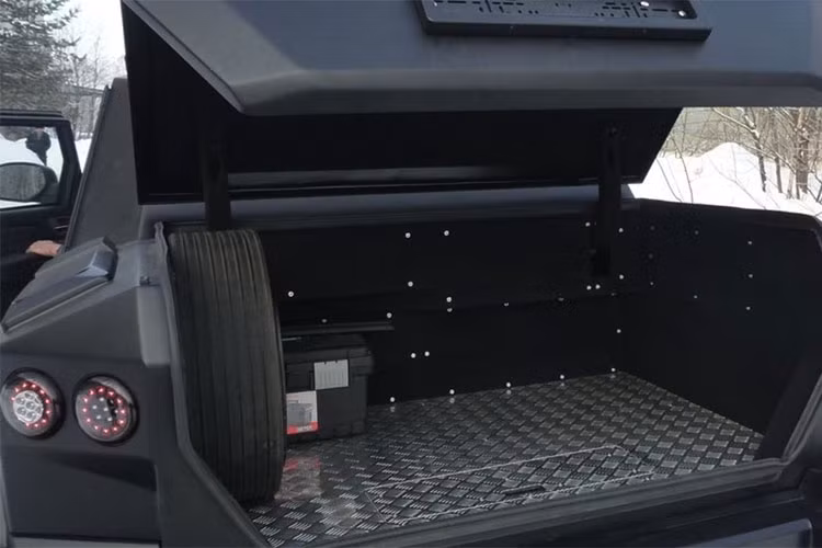 Mẫu xe này có thể chống được đạn từ súng AK47 cho tới lựu đạn. Ngoài ra, bên dưới gầm của chiếc siêu SUV Dartz Prombron Black Russian này còn được trang bị một lớp bảo vệ đặc biệt để chống bom mìn.