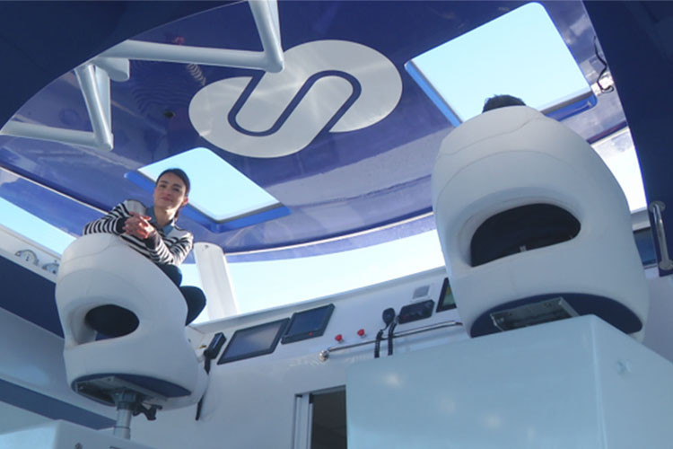 Năng lượng mặt trời từ các tấm pin lắp đặt trên bề mặt tàu. Cuối cùng và cũng là quan trọng nhất: động cơ hydrogen - nó sẽ làm cho nước biển thành khí hydro và tạo năng lượng vận hành cả bộ máy 28 tấn trên biển.