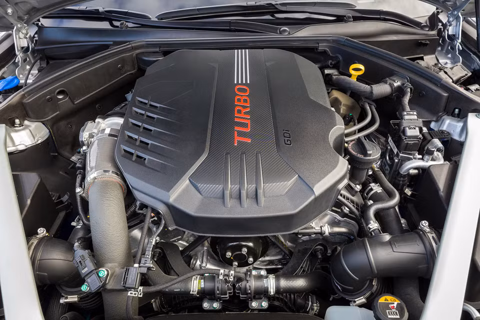 Tại thị trường Mỹ, khách hàng sẽ được lựa chọn giữa 5 phiên bản cấu hình. Có 2 lựa chọn động cơ xăng gồm I4 2.0L tăng áp mạnh 252 mã lực và V6 3.3L tăng áp kép với công suất 365 mã lực, dẫn động cầu sau tiêu chuẩn hoặc dẫn động AWD tùy chọn.