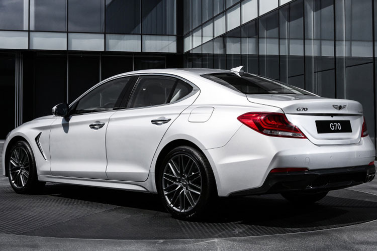 Ở phía sau là cụm đèn hậu dạng LED, cản sau cách điệu đậm chất thể thao, hệ thống ống xả đơn đặt đối xứng 2 bên. Bộ mâm 5 chấu kép kích thước 19 inch, lốp hiệu Michelin. Gương hậu chỉnh điện tích hợp đèn xi-nhan báo rẽ tăng thêm tính chất sang trọng.