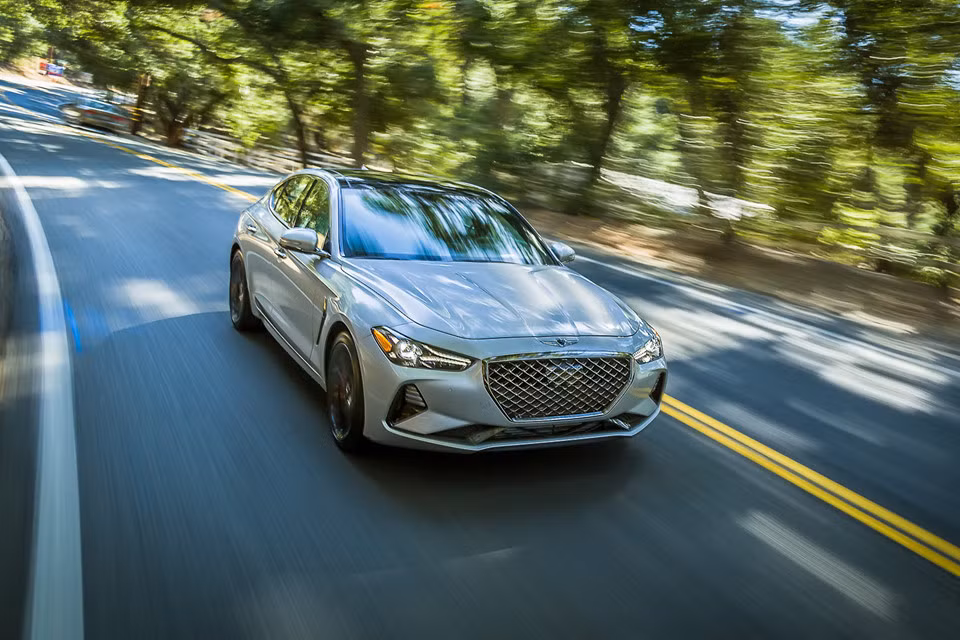 Genesis G70 phiên bản 2019 sẽ chính thức được bán ra tại thị trường Mỹ vào mùa hè năm nay. Mẫu xe sedan hạng sang này có 8 lựa chọn màu sơn ngoại thất. Hồi tháng 2 vừa qua, một chiếc Genesis G70 cũng từng xuất hiện tại Việt Nam theo đường nhập khẩu chính hãng.
