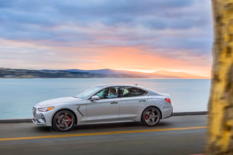 Ngoài ra, thương hiệu xe sang Genesis còn cung cấp gói trang bị Dynamic bổ sung thêm bộ vi sai chống trượt cơ khí và đặc biệt là hệ thống treo điều khiển điện tử cho G70 (dành riêng cho bản 3.3T Sport).