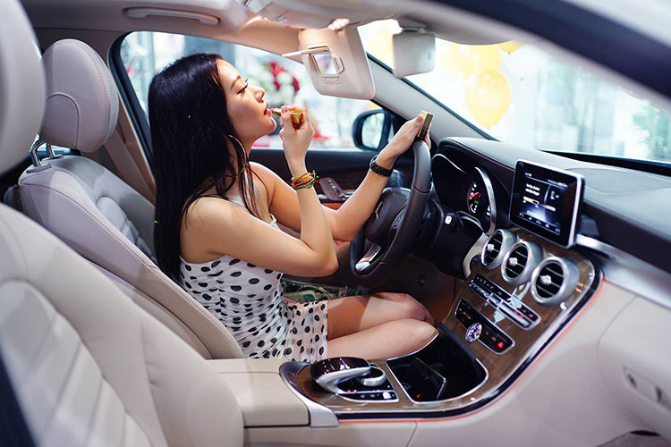 Trên bảng thông tin giải trí của xe, người lái cũng có thể nhập chữ số, ký tự hay chữ cái trực tiếp bằng cách viết tay lên touchpad. Cũng giống như nhiều phiên bản xe sang Mercedes mới, Mercedes-Benz C250 Exclusive cũng được trang bị hệ thống đèn viền Ambient Lighting với 3 màu đèn nội thất trắng, vàng và xanh.