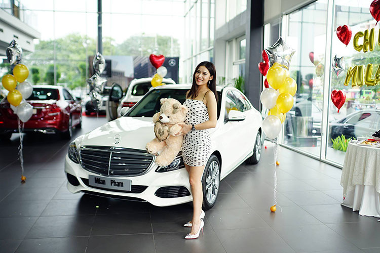 Hotgirl Milan Phạm, tên thật là Phạm Trà My vừa chính thức "tậu" chiếc sedan hạng sang Mercedes-Benz C250 Exclusive mới. Chiếc xe có ngoại thất màu trắng mới cứng này được cô mua tại một showroom Mercedes-Benz chính hãng tại TP HCM với mức giá khoảng 1,728 tỷ đồng.