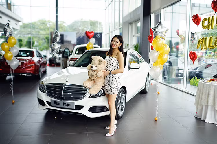 Hotgirl Milan Phạm, tên thật là Phạm Trà My vừa chính thức "tậu" chiếc sedan hạng sang Mercedes-Benz C250 Exclusive mới. Chiếc xe có ngoại thất màu trắng mới cứng này được cô mua tại một showroom Mercedes-Benz chính hãng tại TP HCM với mức giá khoảng 1,728 tỷ đồng.