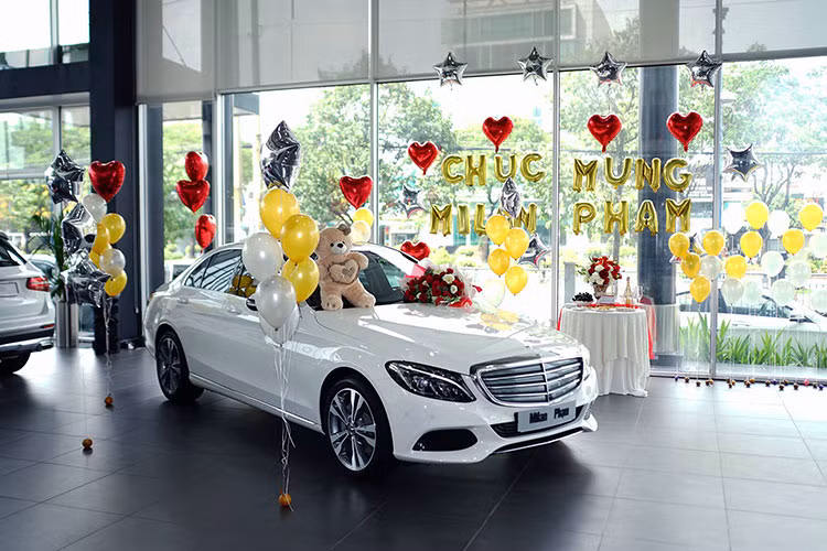 Mẫu sedan hạng sang tầm trung Mercedes-Benz C250 Exclusive có kích thước cơ bản gồm chiều dài tổng thể 4.686 mm, chiều rộng 1.810 mm, chiều cao 1.442 mm và chiều dài cơ sở 2.840 mm. Đây cũng là chiếc xe mà cặp đôi diễn viên đình đám Trường Giang và Nhã Phương tậu về vào hồi tháng 5/2017.