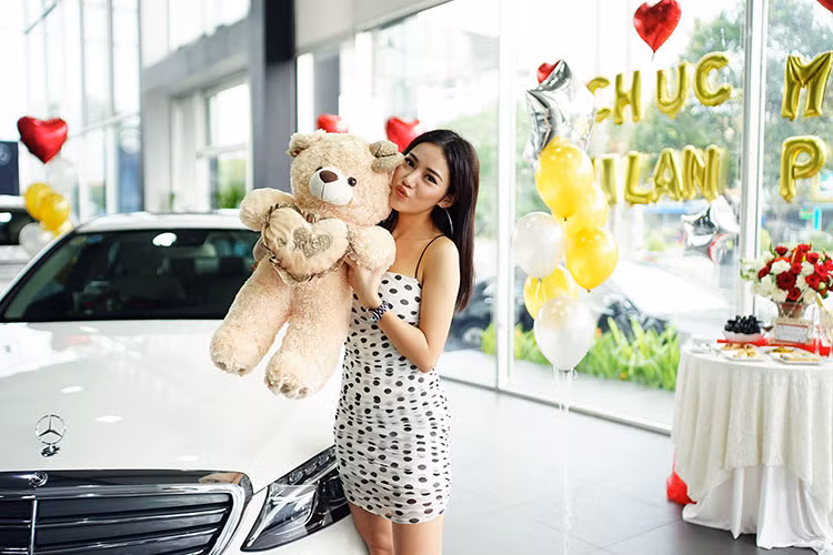 Ngoài ra, các khách hàng khi sử dụng mẫu xe này cũng có thể trải nghiệm chất lượng âm thanh đỉnh cao từ hệ thống loa Burmester® có tới 13 loa cho công suất 590 watt, hệ thống Air-Balance với bộ lọc không khí cao cấp cùng tính năng ion hóa oxy và lựa chọn nước hoa đi kèm...