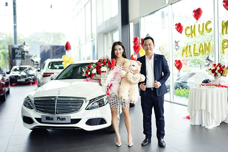 Mercedes-Benz C250 Exclusive phiên bản mới sử dụng động cơ 4 xy-lanh thẳng hàng, dung tích 1991 cc, sản sinh công suất tối đa 211 mã lực tại vòng tua máy 5500 vòng/phút và mô-men xoắn cực đại 350 Nm tại dải vòng tua 1200 – 4000 vòng/phút. Kết hợp cùng hộp số tự động 7 cấp 7G-Tronic Plus, động cơ 4 xi lanh này giúp xe có khả năng tăng tốc từ 0-100 km/h chỉ trong vòng 6,6 giây.