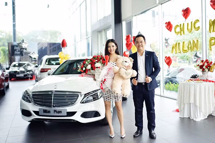 Mercedes-Benz C250 Exclusive phiên bản mới sử dụng động cơ 4 xy-lanh thẳng hàng, dung tích 1991 cc, sản sinh công suất tối đa 211 mã lực tại vòng tua máy 5500 vòng/phút và mô-men xoắn cực đại 350 Nm tại dải vòng tua 1200 – 4000 vòng/phút. Kết hợp cùng hộp số tự động 7 cấp 7G-Tronic Plus, động cơ 4 xi lanh này giúp xe có khả năng tăng tốc từ 0-100 km/h chỉ trong vòng 6,6 giây.