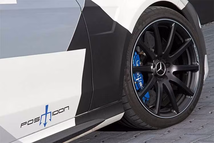 Đầu tiên và quan trọng nhất, Posaidon đã thay cho chiếc xe này cặp tăng áp mới có đường kính lớn hơn. Ngoài ra, các thay đổi liên quan tới động cơ khác bao gồm hệ thống làm mát, lọc gió, cổ hút, bugi và hệ thống xả hiệu năng cao. Thậm chí, hãng còn có thể nâng công suất xe lên cao hơn nữa bằng cách đưa dung tích máy từ 5,5 thành 6,5 lít.