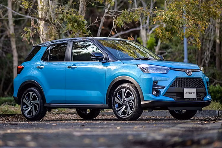 Ngoại hình xe chịu ảnh hưởng từ phong cách của đàn anh Toyota RAV4, đặc biệt là phần lưới tản nhiệt hình thang cỡ lớn, nằm dưới logo nhà sản xuất. Đèn pha dùng bóng LED và tích hợp với đèn báo rẽ tuần tự. Toyota Raize 2020 được trang bị cụm đèn hậu LED thanh mảnh nằm ngang và nối liền với nhau bằng một thanh mạ crôm. Thêm vào đó là 2 hốc khá lớn màu đen trên cản sau và cánh gió mui, kèm mâm hợp kim 17 inch.