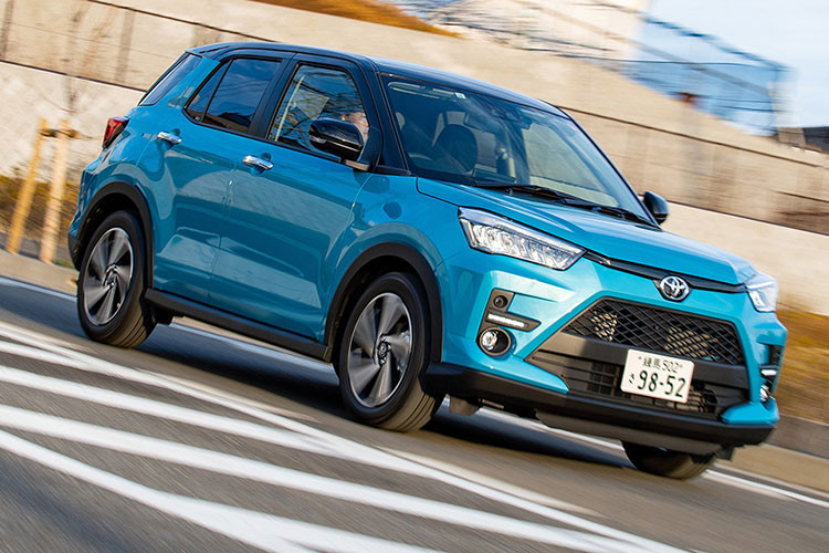 Giá xe Toyota Raize 2021 khởi điểm từ 219,9 triệu rupiah (khoảng 353 triệu đồng) cho phiên bản 1.0 Turbo G sử dụng hộp số sàn 5 cấp. Biến thể hàng đầu 1.0 GR Sport sẽ có mức giá khởi điểm từ 244,7 triệu rupiah (khoảng 392 triệu đồng) và cao nhất là 263,7 triệu rupiah (khoảng 423 triệu đồng) khi nhận được đầy đủ các gói trang bị tùy chọn, bao gồm Toyota Safety Sense.