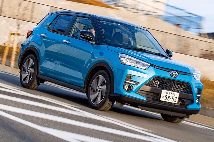 Giá xe Toyota Raize 2021 khởi điểm từ 219,9 triệu rupiah (khoảng 353 triệu đồng) cho phiên bản 1.0 Turbo G sử dụng hộp số sàn 5 cấp. Biến thể hàng đầu 1.0 GR Sport sẽ có mức giá khởi điểm từ 244,7 triệu rupiah (khoảng 392 triệu đồng) và cao nhất là 263,7 triệu rupiah (khoảng 423 triệu đồng) khi nhận được đầy đủ các gói trang bị tùy chọn, bao gồm Toyota Safety Sense.