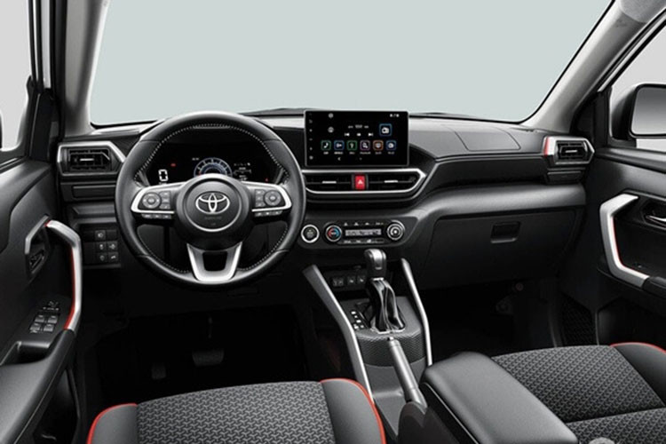 Về kích thước, Toyota Raize 2021 mới sở hữu chiều dài 3.995 mm, rộng 1.620 mm, cao 1.695 mm và chiều dài cơ sở 2.525 mm. Bên trong xe sở hữu màn hình trung tâm cảm ứng 9 inch của hệ thống thông tin giải trí, nằm độc lập trên mặt táp-lô và hỗ trợ Apple CarPlay.