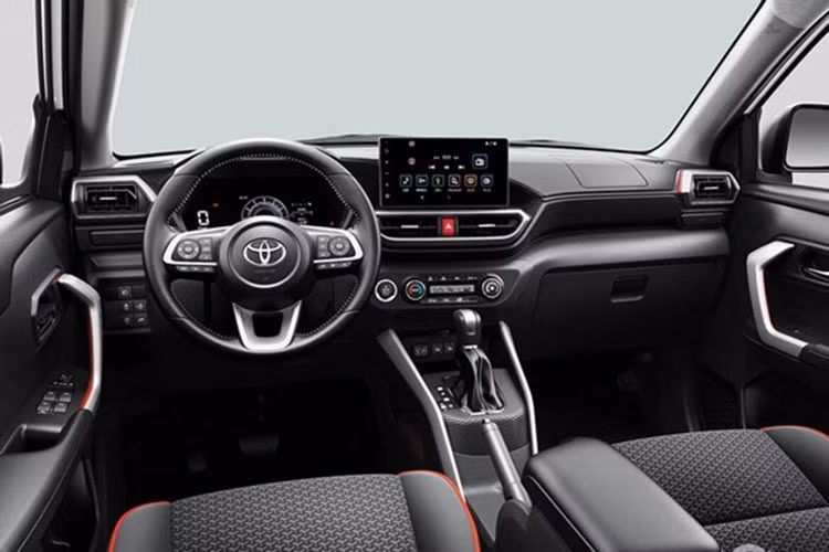 Về kích thước, Toyota Raize 2021 mới sở hữu chiều dài 3.995 mm, rộng 1.620 mm, cao 1.695 mm và chiều dài cơ sở 2.525 mm. Bên trong xe sở hữu màn hình trung tâm cảm ứng 9 inch của hệ thống thông tin giải trí, nằm độc lập trên mặt táp-lô và hỗ trợ Apple CarPlay.