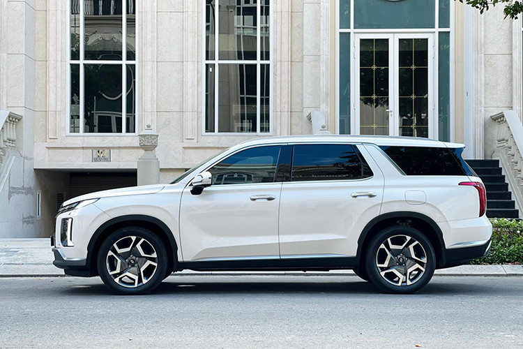 Tuy là xe đã qua sử dụng, nhưng những chiếc Hyundai Palisade siêu lướt hiện vẫn giữ được độ mới và chất lượng tương đương xe mới do quãng đường vận hành thấp. Đa số xe chào bán trên thị trường là xe VIN 2023, mới đi được 4.000 - 6.000 km.