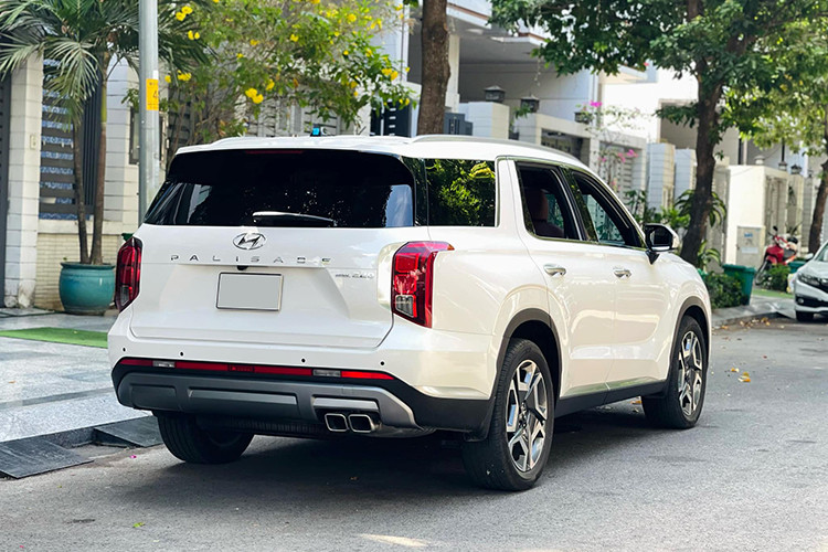 Giá xe Hyundai Palisade 203 siêu lướt ngang niêm yết mua mới. Nhưng thực tế chủ xe đã chấp nhận "cắt lỗ" một khoản tiền khá lớn sau thời gian ngắn trải nghiệm. Được biết, khi mua xe mới ngoài khoản giá xe thành toán cho đại lý, người mua còn phải chi thêm các khoản tiền thuế phí lăn bánh khiến số tiền sở hữu Hyundai Palisade dội lên khoảng 1,619 - 1,802 tỷ đồng.