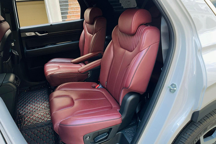 Vô-lăng 4 chấu đi kèm bảng đồng hồ kỹ thuật số 10 inch. Các trang bị tiện nghi khác có thể kể đến như màn hình HUD, rèm che nắng hàng ghế sau, phanh tay điện tử, cửa gió điều hòa và cổng sạc cho hàng ghế thứ 3,...