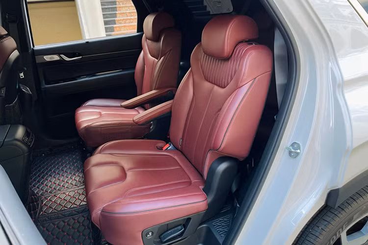 Vô-lăng 4 chấu đi kèm bảng đồng hồ kỹ thuật số 10 inch. Các trang bị tiện nghi khác có thể kể đến như màn hình HUD, rèm che nắng hàng ghế sau, phanh tay điện tử, cửa gió điều hòa và cổng sạc cho hàng ghế thứ 3,...