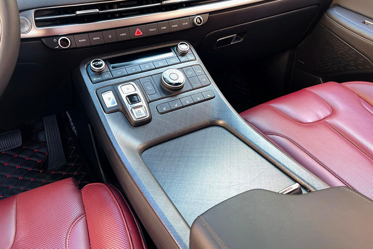 Không gian nội thất thoáng đãng, sở hữu nhiều tính năng hiện đại như: Màn trung tâm 12,3 inch kết nối camera 360 độ, Apple CarPlay/Android Auto, hệ thống giải trí 12 loa Infinity công suất 550W. Hốc gió điều hòa sắp xếp theo chiều ngang táp lô.