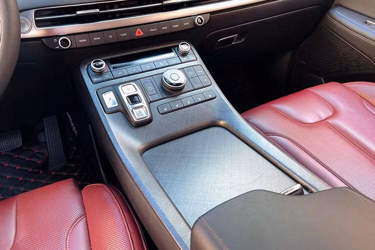 Không gian nội thất thoáng đãng, sở hữu nhiều tính năng hiện đại như: Màn trung tâm 12,3 inch kết nối camera 360 độ, Apple CarPlay/Android Auto, hệ thống giải trí 12 loa Infinity công suất 550W. Hốc gió điều hòa sắp xếp theo chiều ngang táp lô.