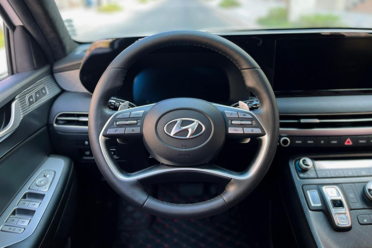 Là dòng xe SUV đầu bảng của Hyundai, Palisade gây ấn tượng bằng ngoại hình to lớn, bề thế cùng bộ khung gầm vững chắc. Kích thước tổng thể của xe lần lượt là 4.995 x 1.975 x 1.785 (mm), trục cơ sở đạt mức 2.900 mm và khoảng sáng gầm xe 203 mm. 