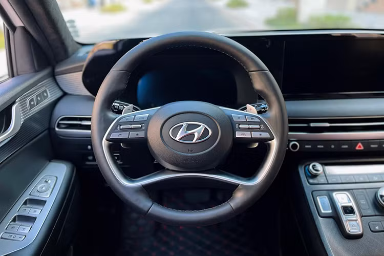 Là dòng xe SUV đầu bảng của Hyundai, Palisade gây ấn tượng bằng ngoại hình to lớn, bề thế cùng bộ khung gầm vững chắc. Kích thước tổng thể của xe lần lượt là 4.995 x 1.975 x 1.785 (mm), trục cơ sở đạt mức 2.900 mm và khoảng sáng gầm xe 203 mm. 